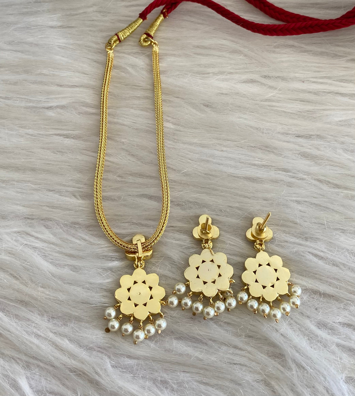 Gold tone precious kemp-green flower attigai/necklace set dj-54621