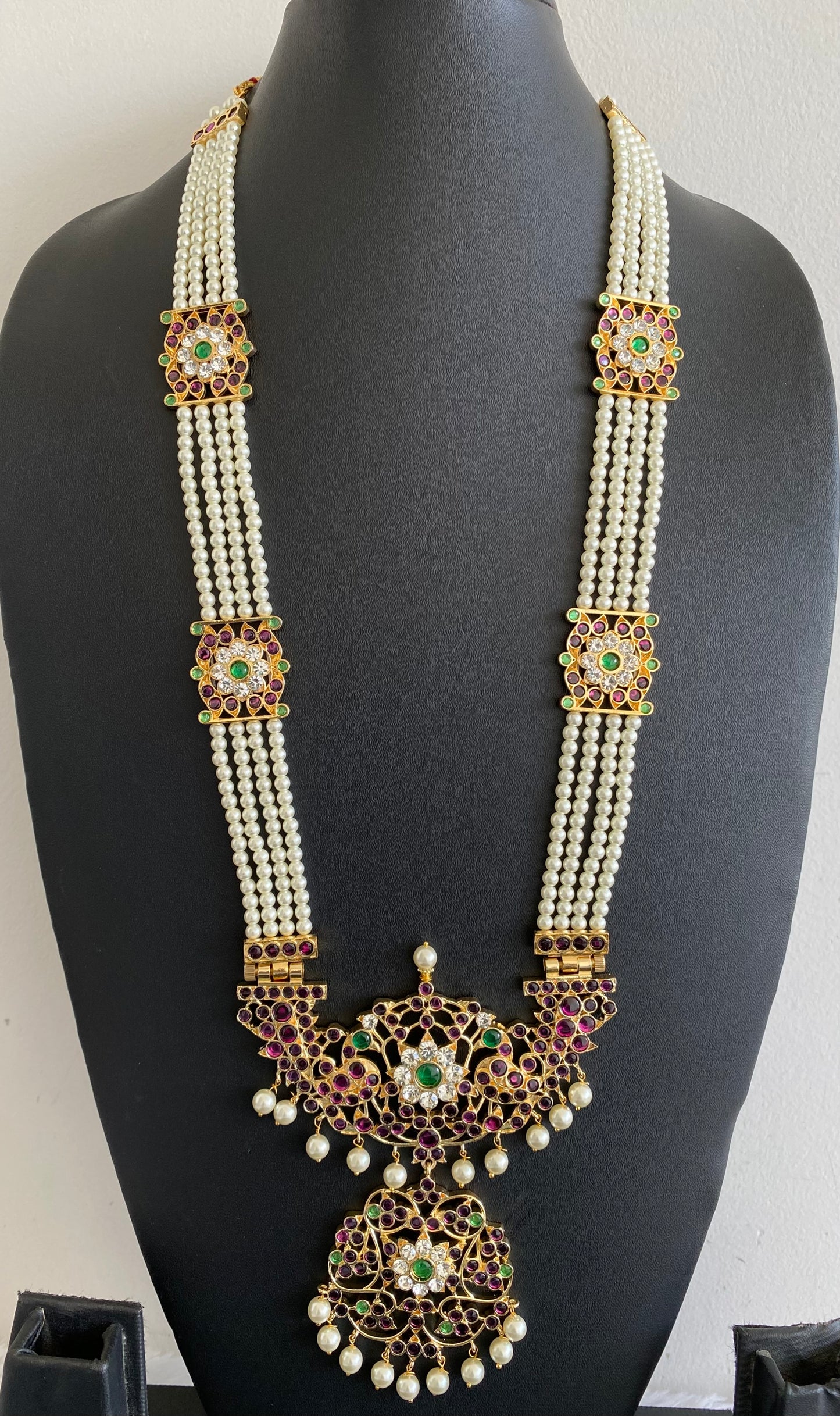Gold tone precious kemp-green-white pearl haar with 9 interchangeable pendants dj-53379