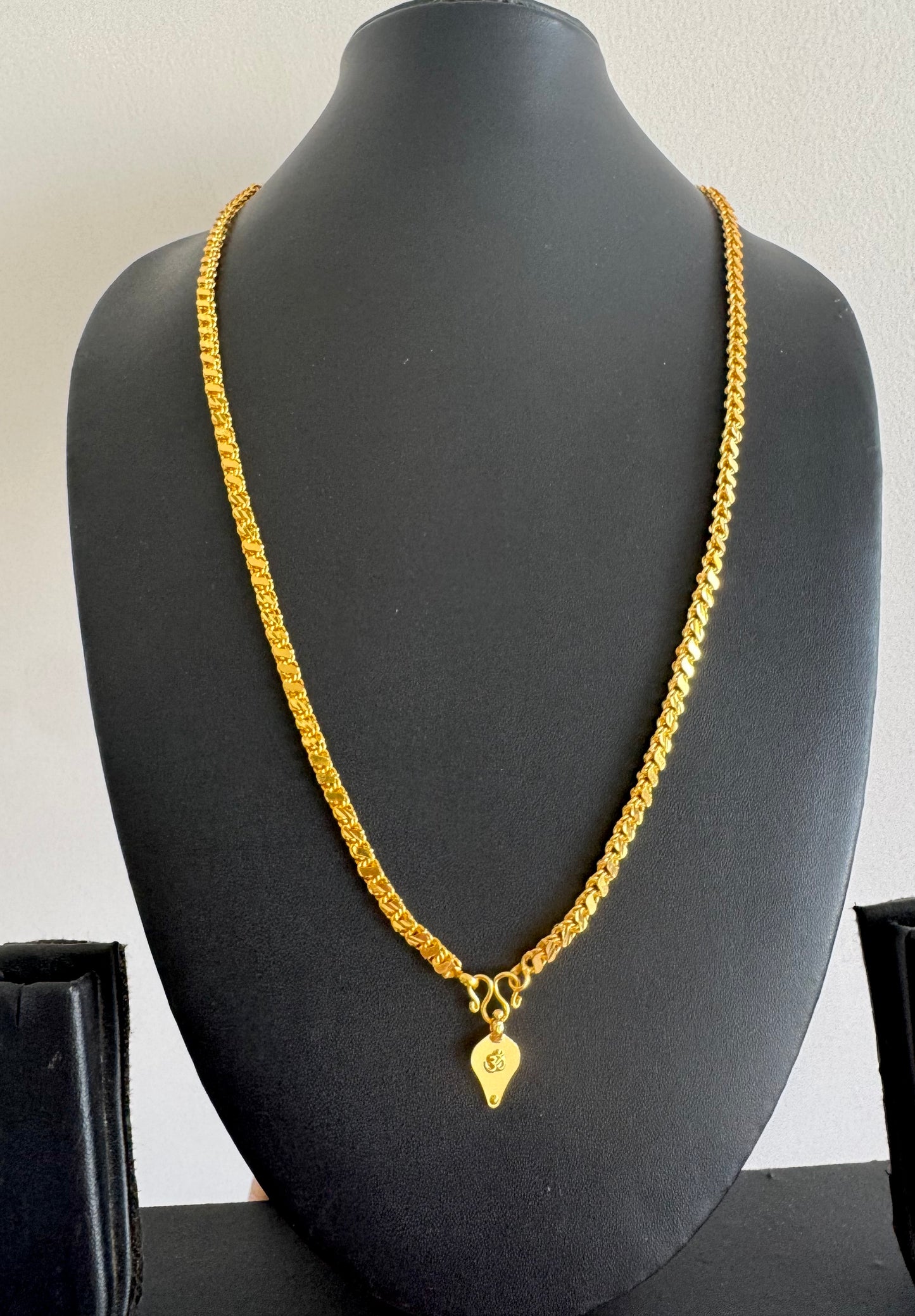 Gold tone 24 inches chain with om elakka thali pendant dj-49926