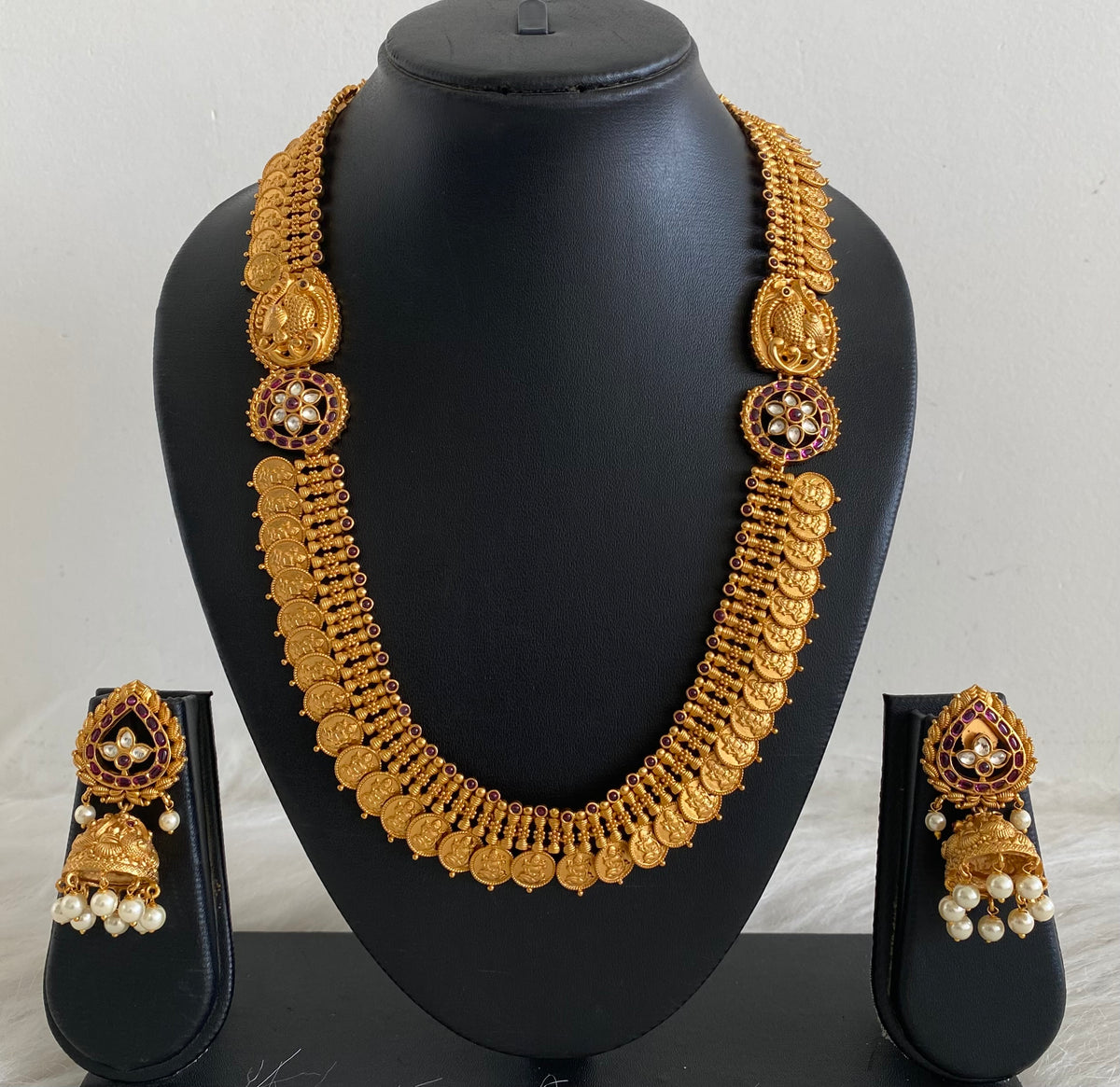 Matte finish kemp-white lakshmi coin swan short haar set dj-54999