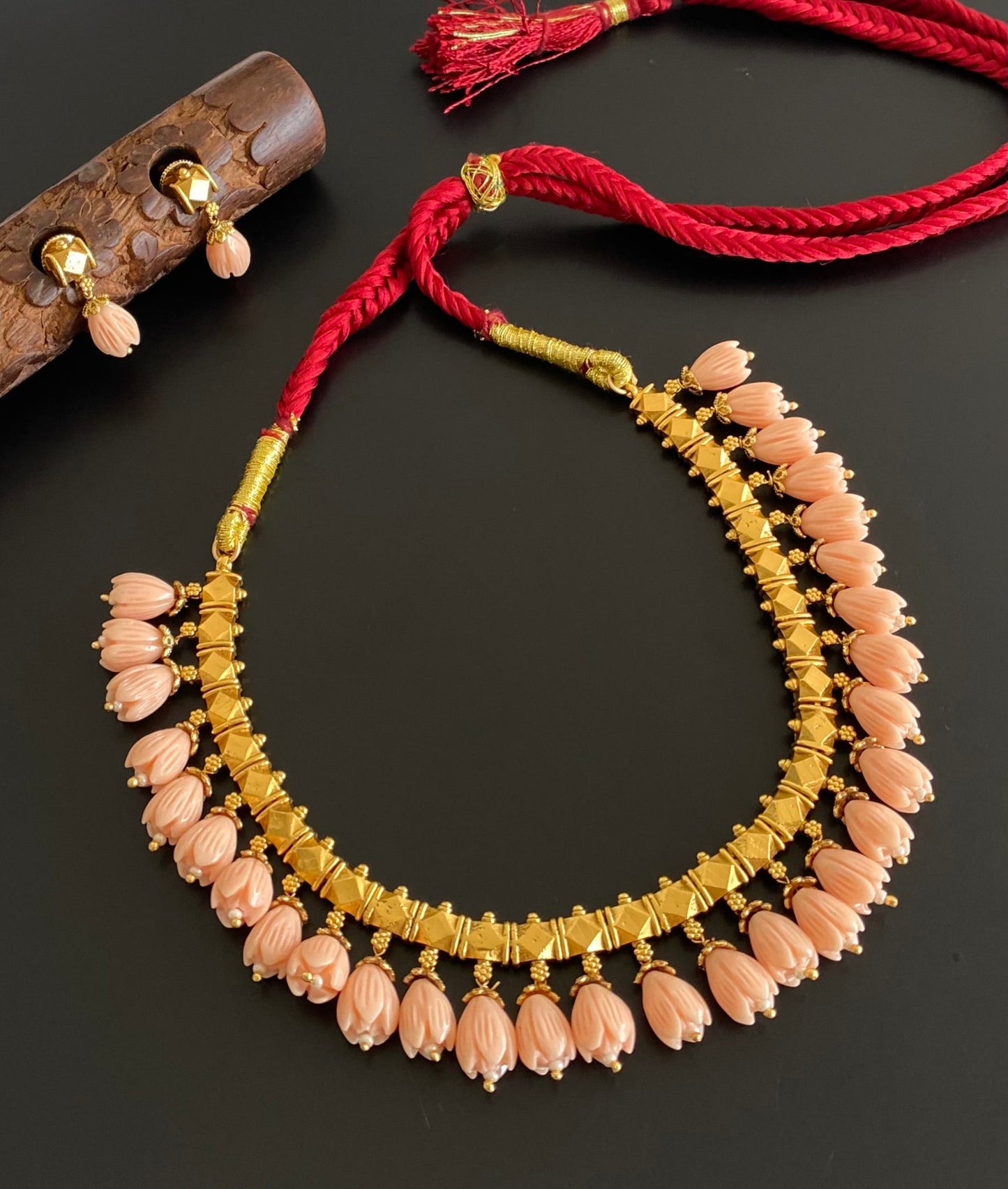 Antique gold tone peach colour tulip beaded necklace set dj-54370