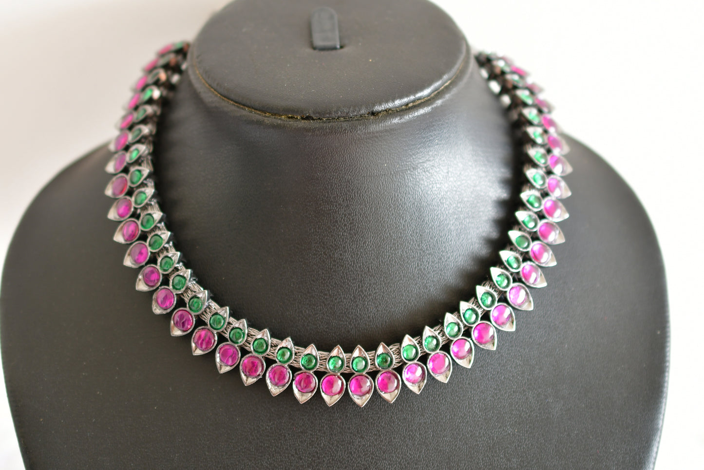 Black finish precious kemp-green necklace dj-51765