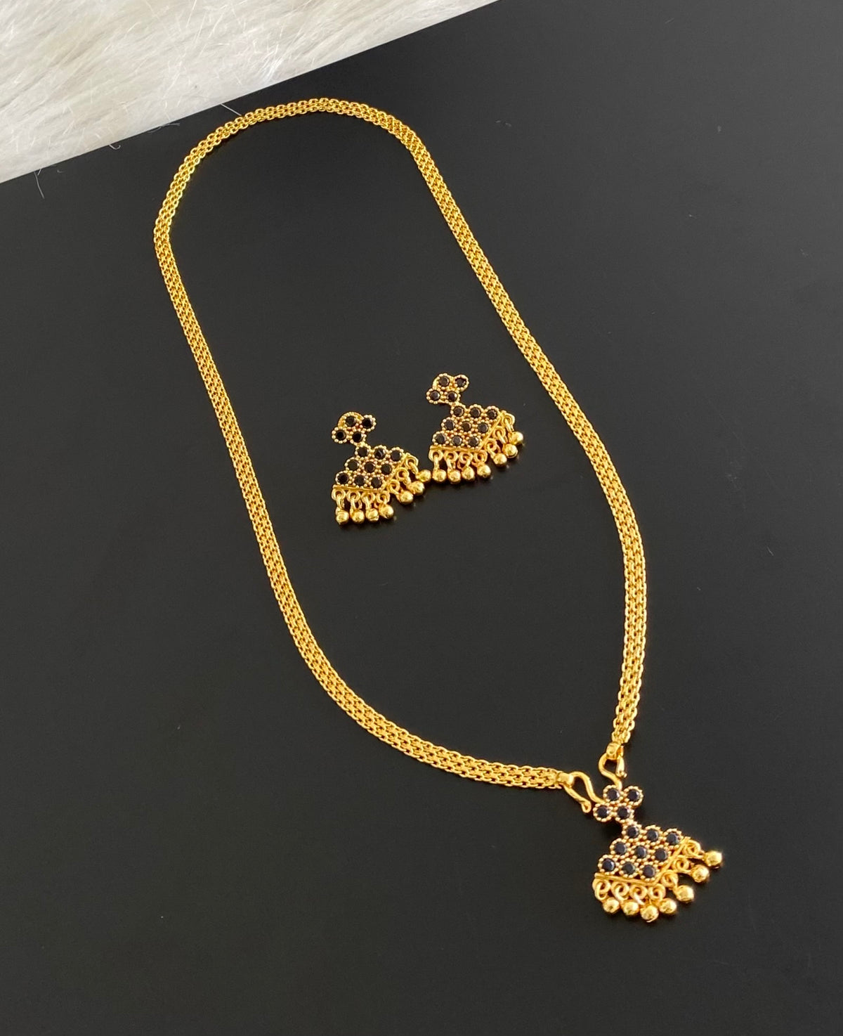 Gold tone 18 inches chain with black stone pathakkam pendant set dj-54908