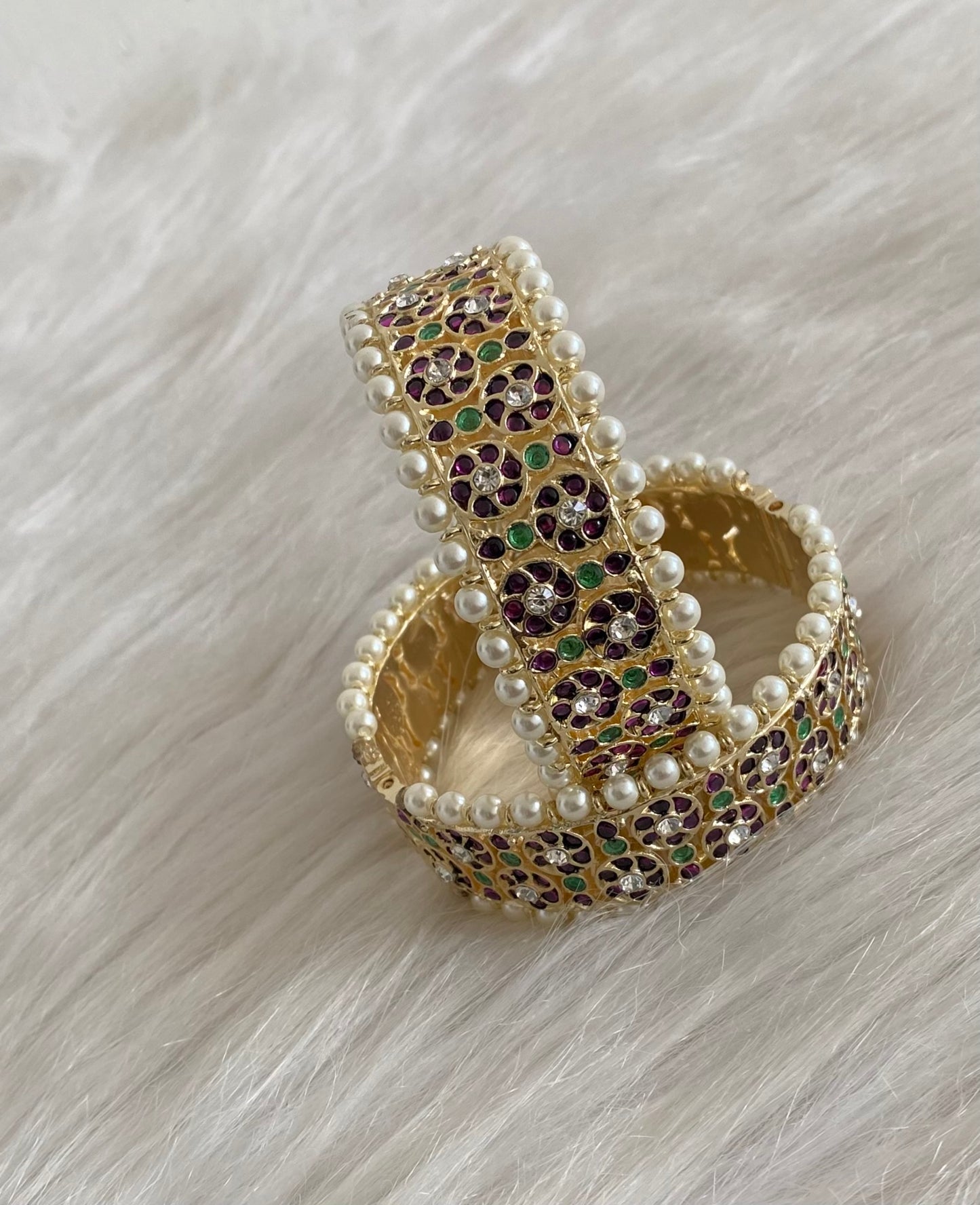 Gold tone precious kemp-green-white pearl screw bangles(2.6) dj-54679