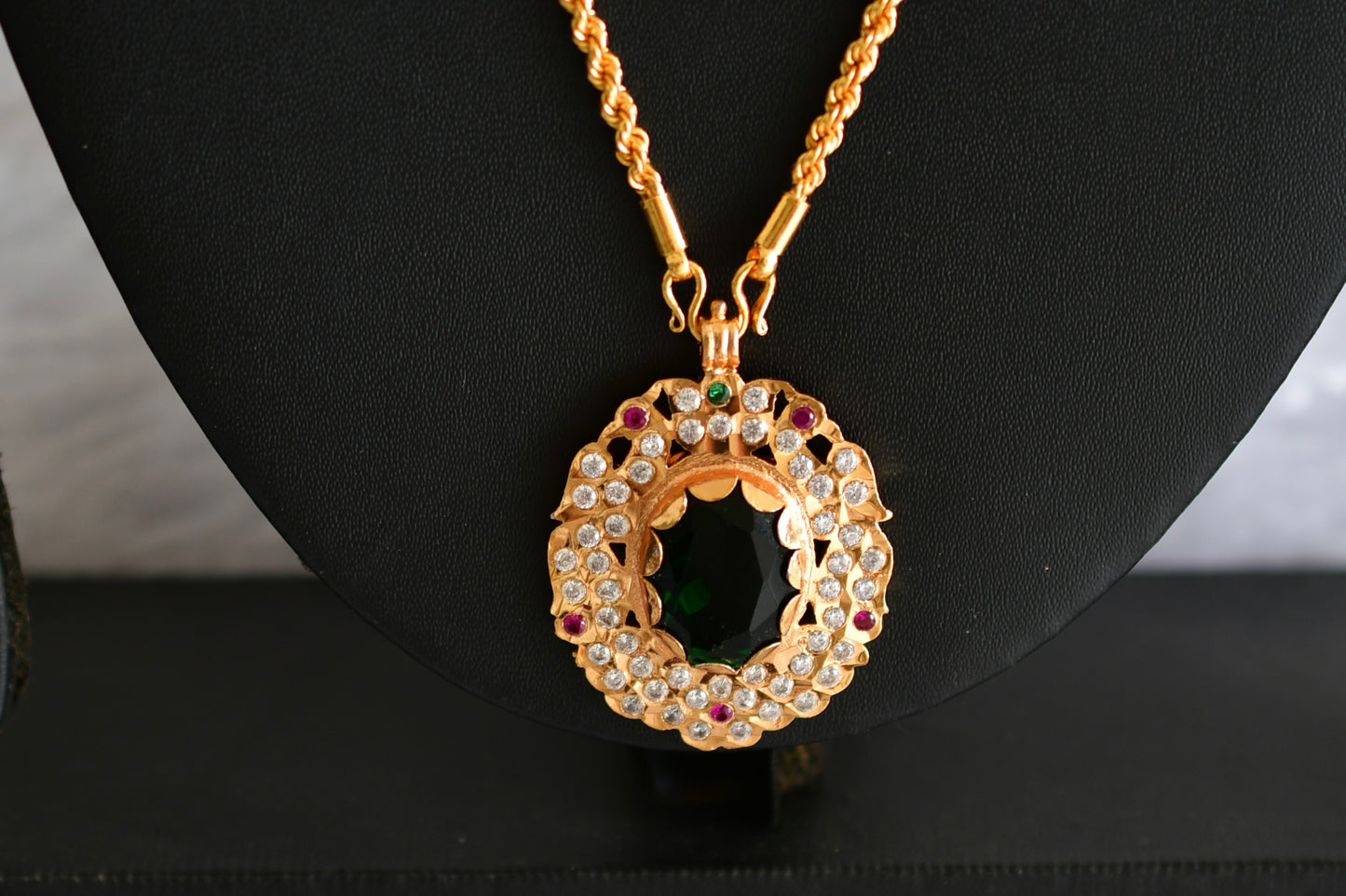 Gold tone 24 chain with bottle green oval stone pendant dj-51913