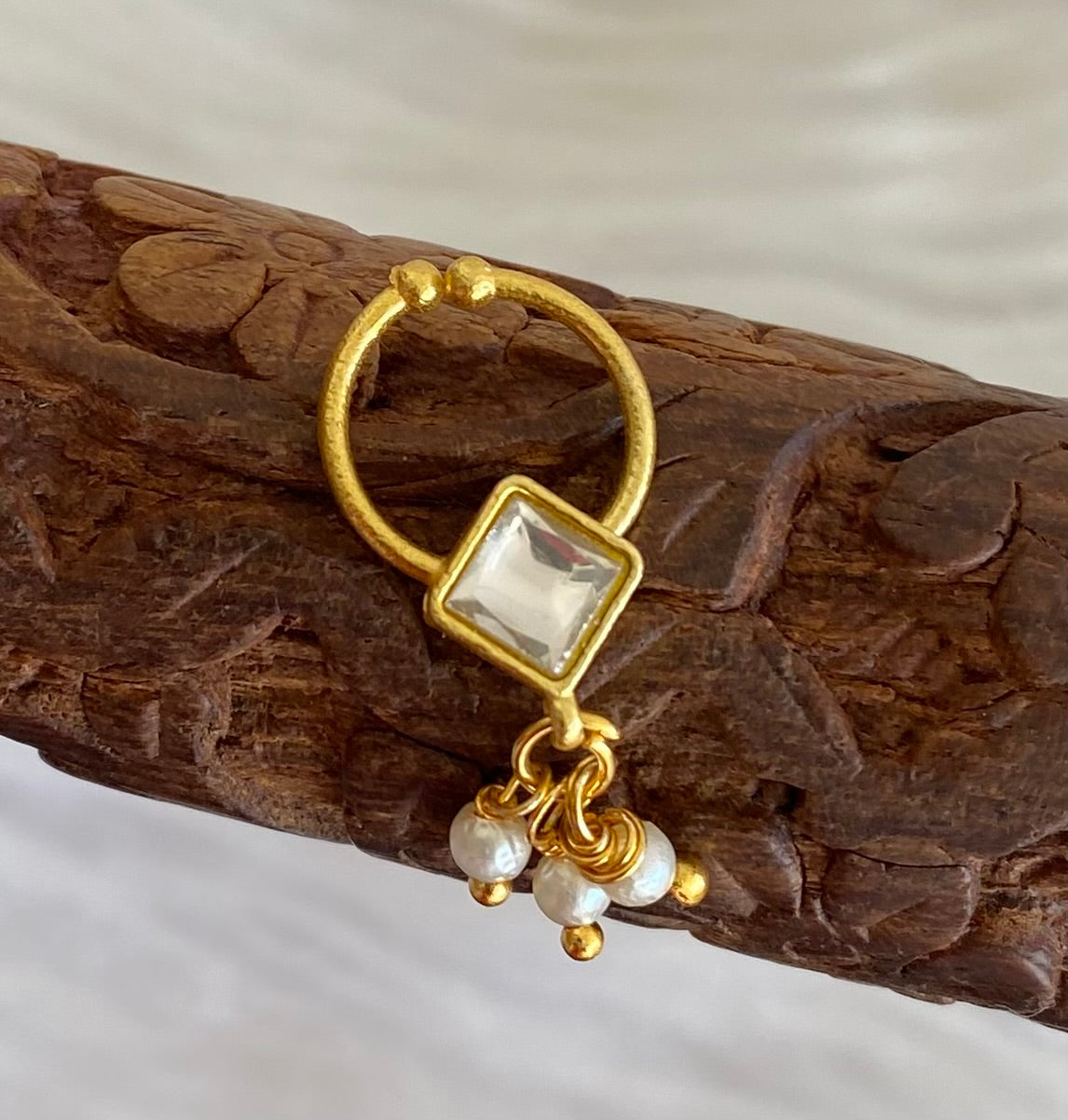 Gold tone white stone pearl nose pin/bulakku dj-53818