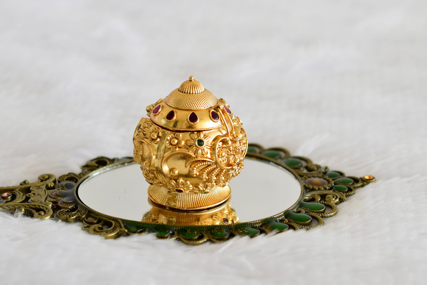 Antique gold tone kemp-green Lakshmi kumkum box dj-52312
