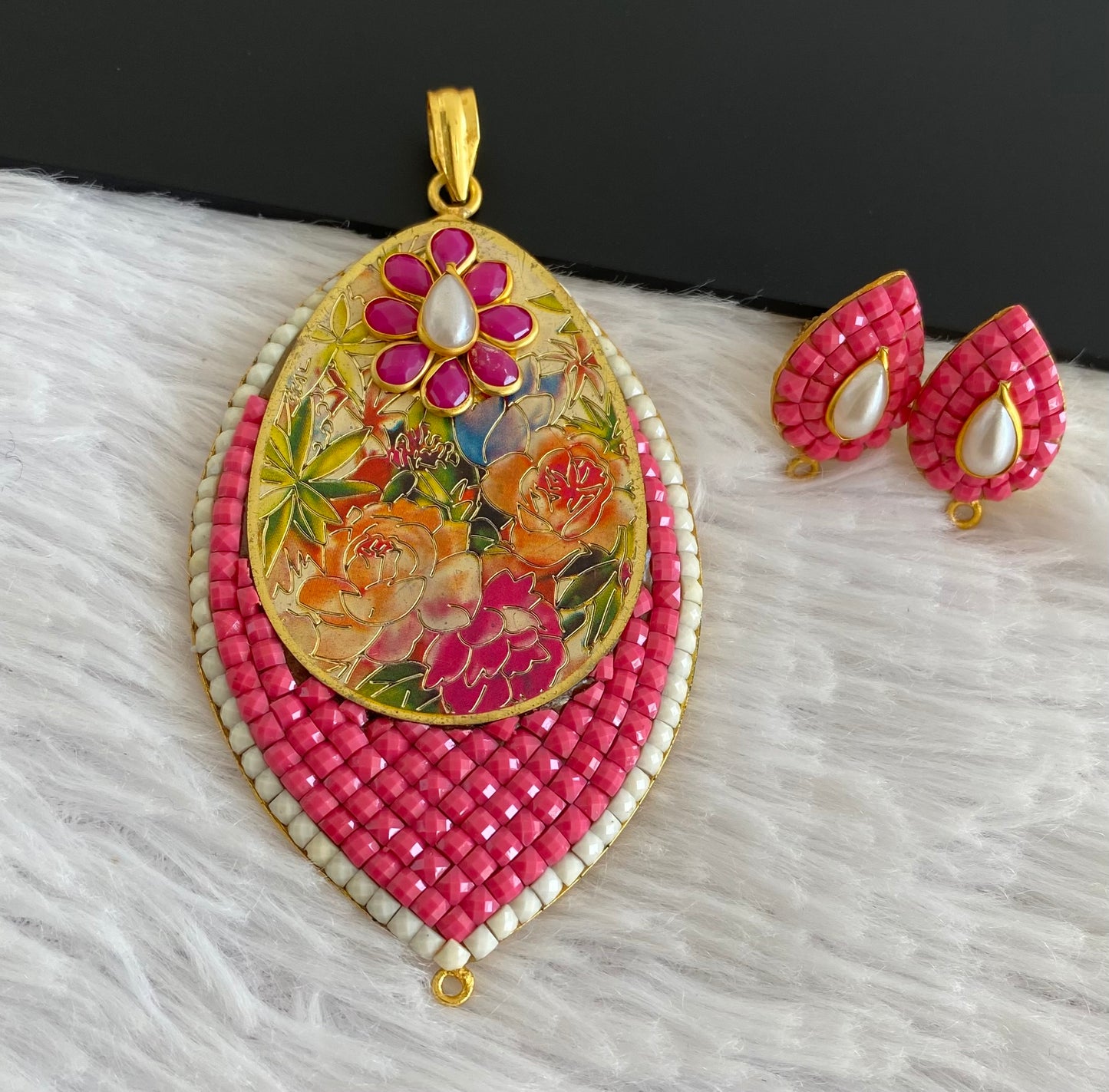 Gold tone pink pearl pacchi pendant set dj-52955