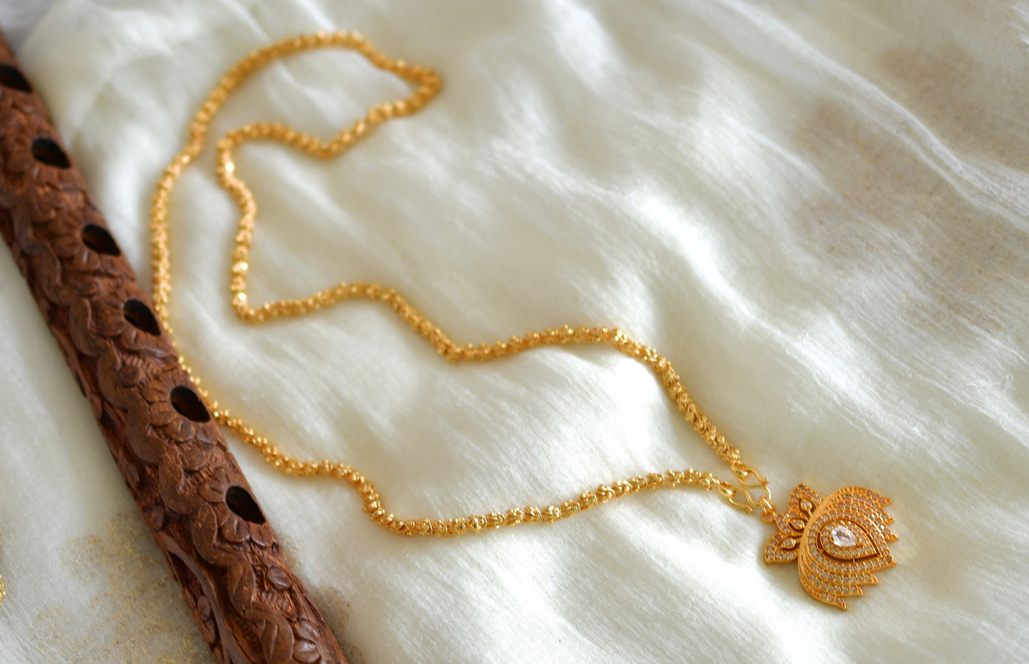 Gold tone 24 inches chain with white lotus pendant dj-52631