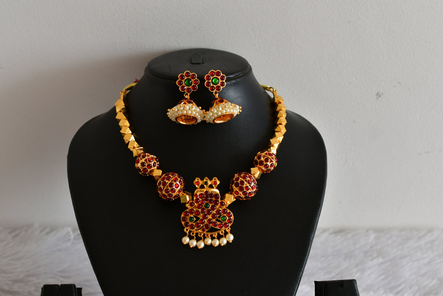 Gold tone kemp-green Rudhra ball necklace set dj-52353
