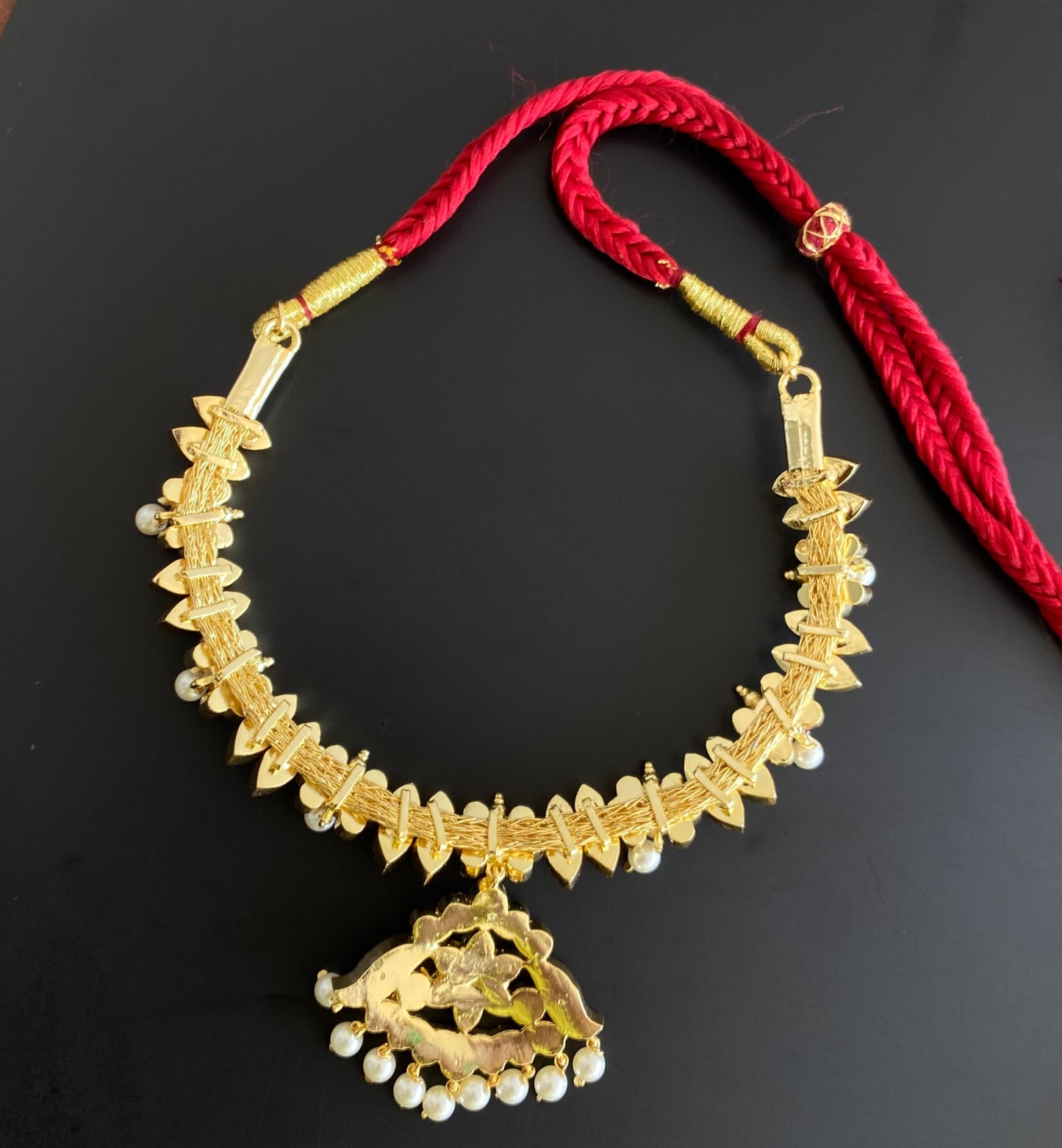 Gold tone precious kemp-green-white pearl necklace dj-53235