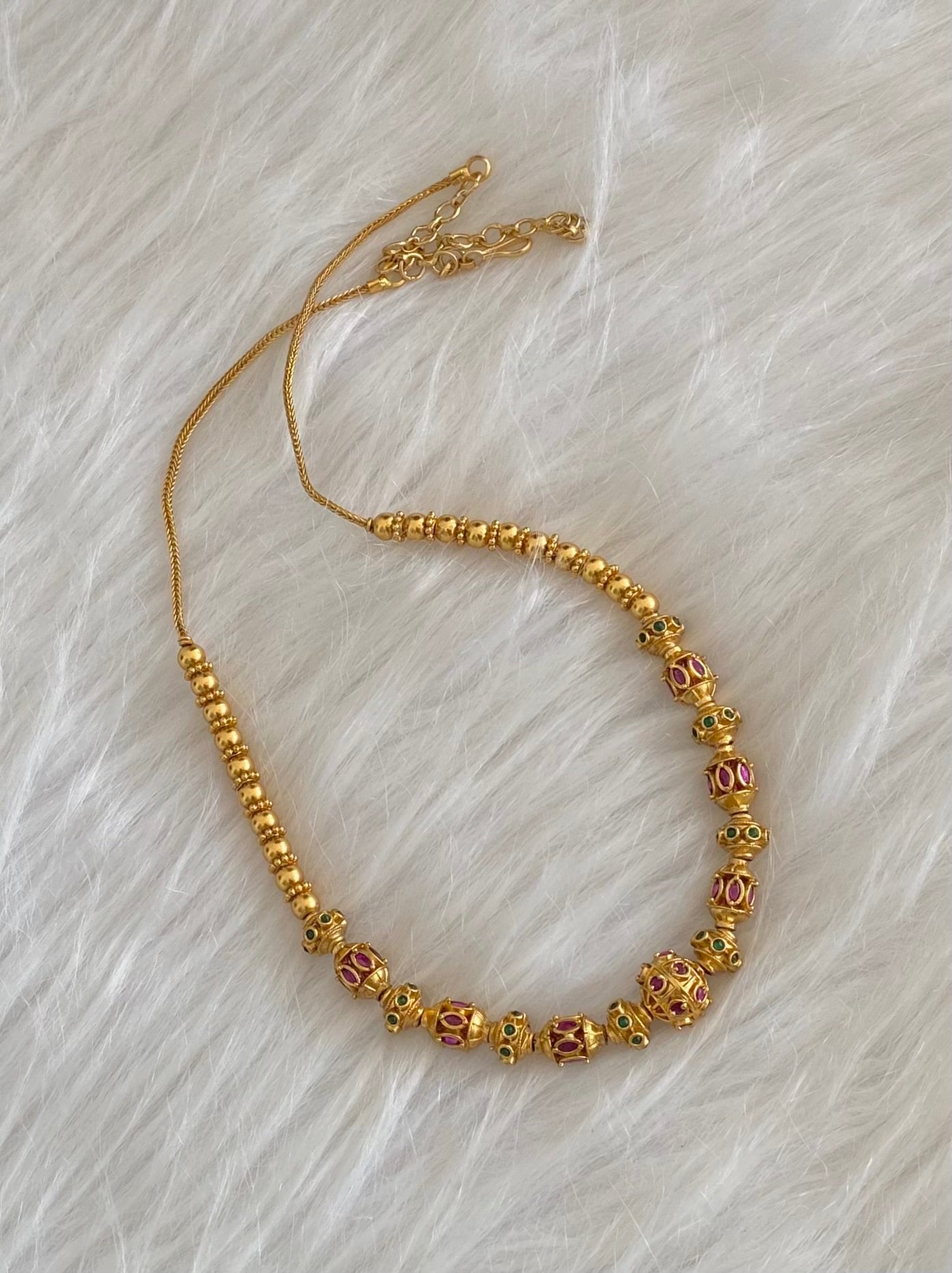 Gold tone kemp-green beaded chain/necklace dj-54559