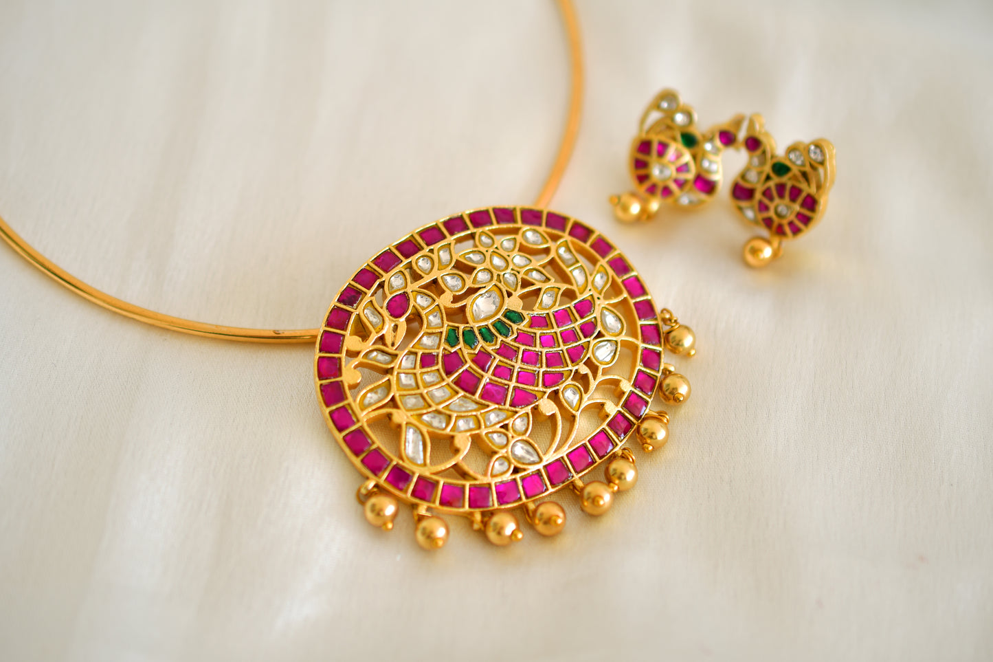 Matte gold tone pink-green kundan jadau big peacock pendant hasli necklace set dj-52600