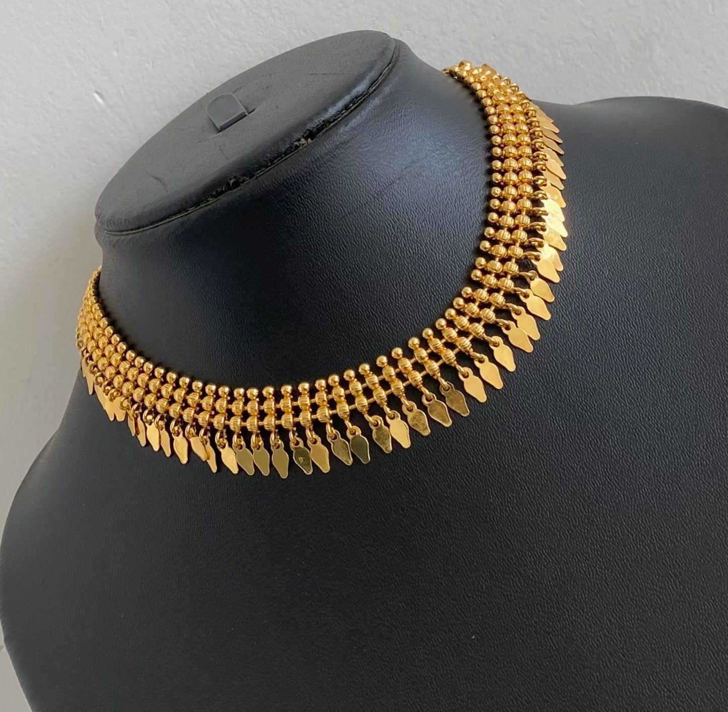 Gold tone elakka thali choker necklace dj-54549
