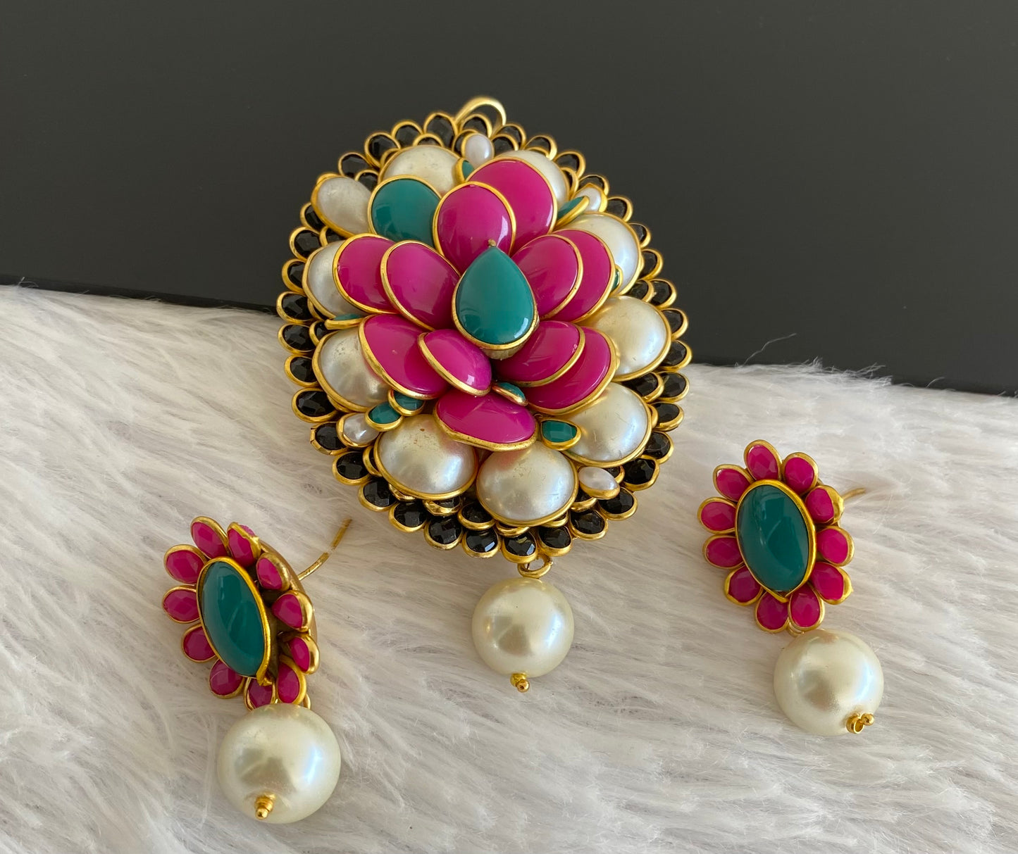 Gold tone pacchi flower pendent set dj-52957