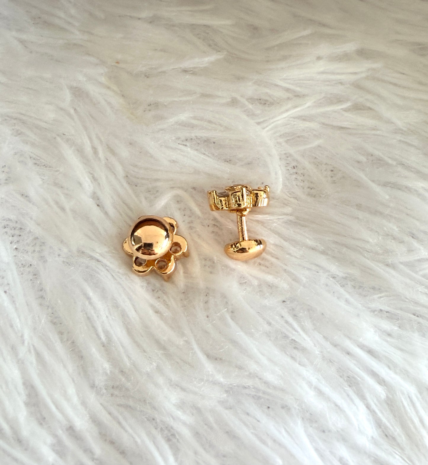Gold tone AD white flower stud/earrings dj-53278