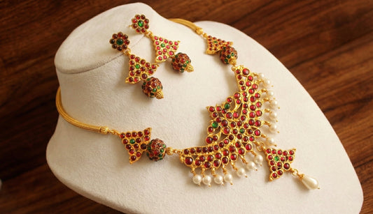Gold tone kemp-green rudhra ball hasli necklace set DJ18137