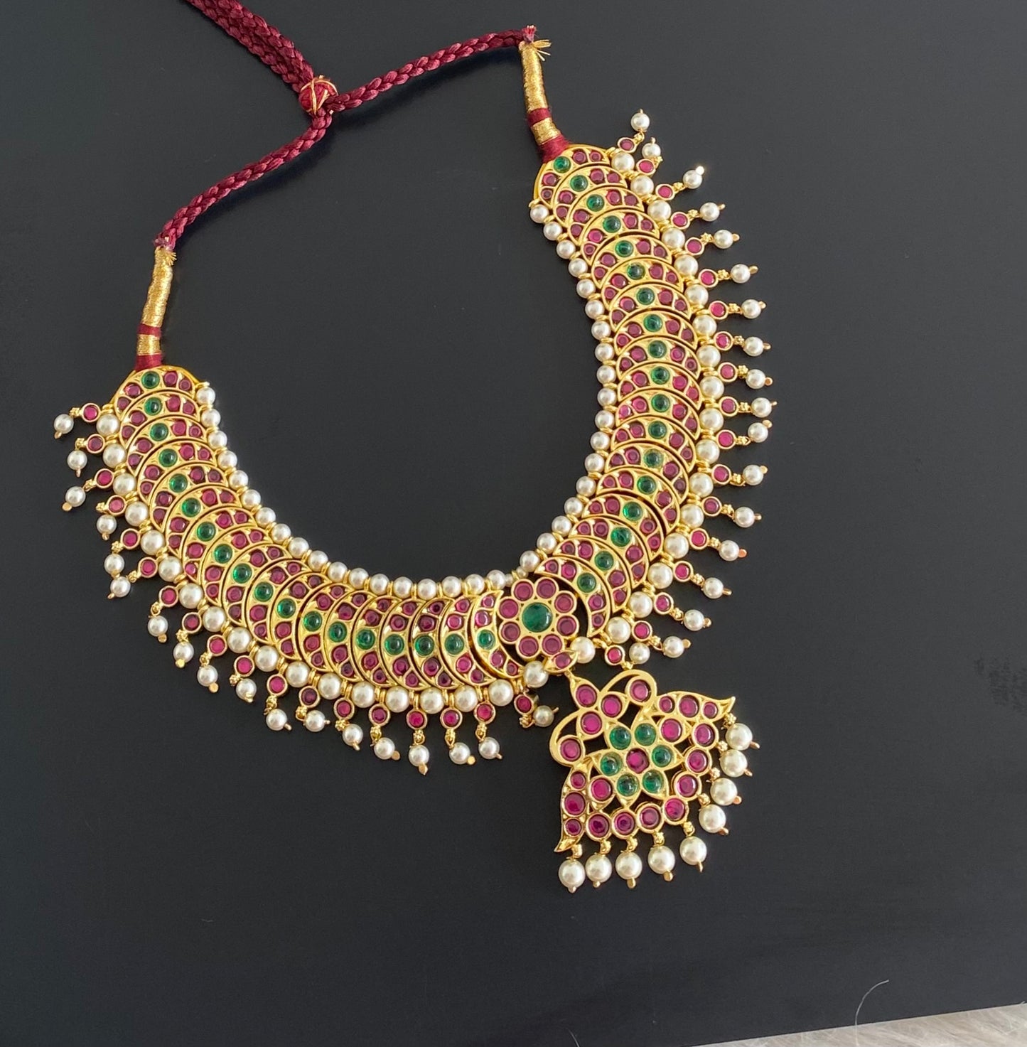 Gold tone precious kemp-green pearl necklace dj-54622