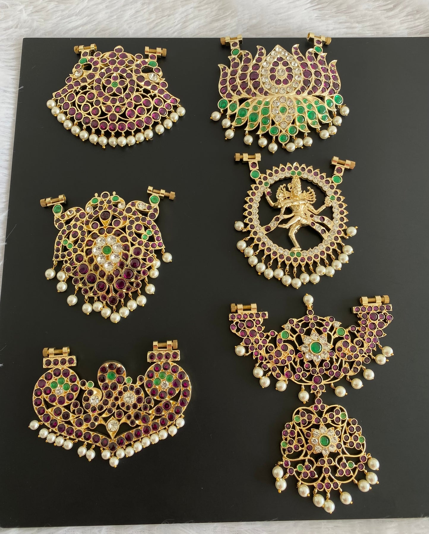 Gold tone precious kemp-green-white pearl haar with 7 interchangeable pendants dj-53380