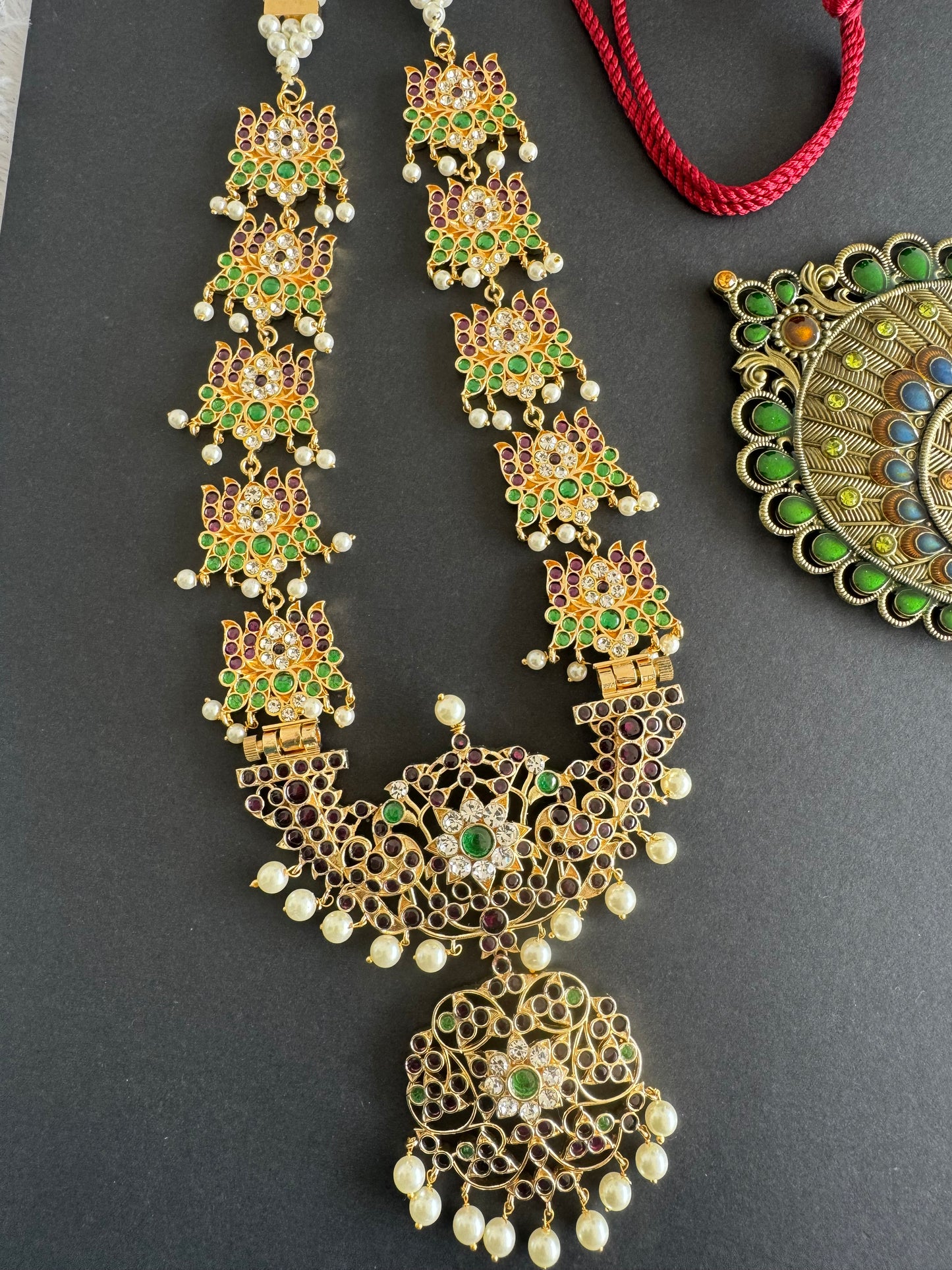Gold tone precious kemp-green-white pearl lotus haar dj-52000