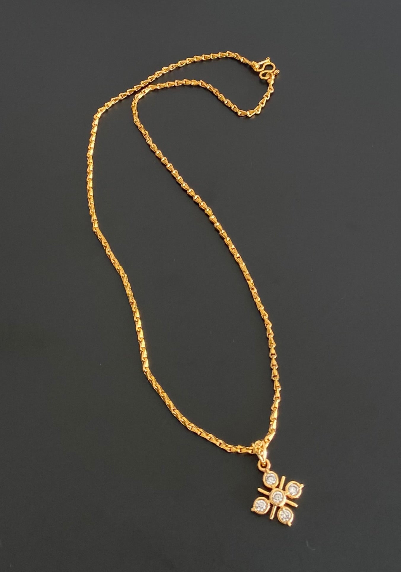 Gold tone 18 inches chain with white stone pendant dj-53860