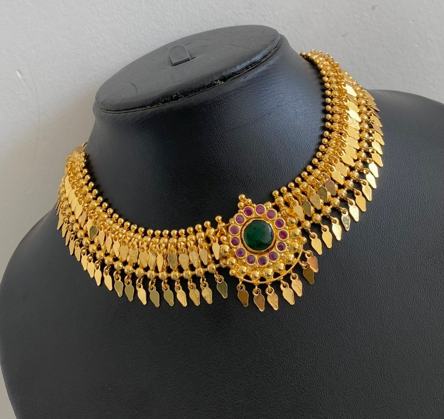 Gold tone kerala style elakka pink-green stone choker necklace dj-54542