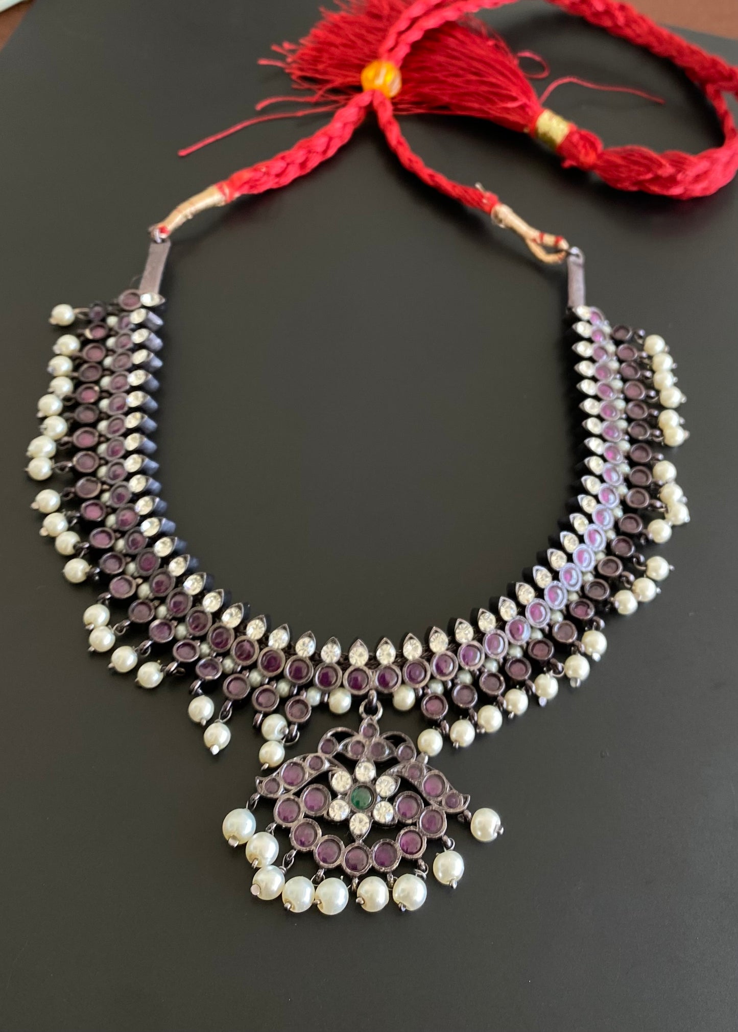 Black finish precious kemp-green-white pearl necklace dj-53246