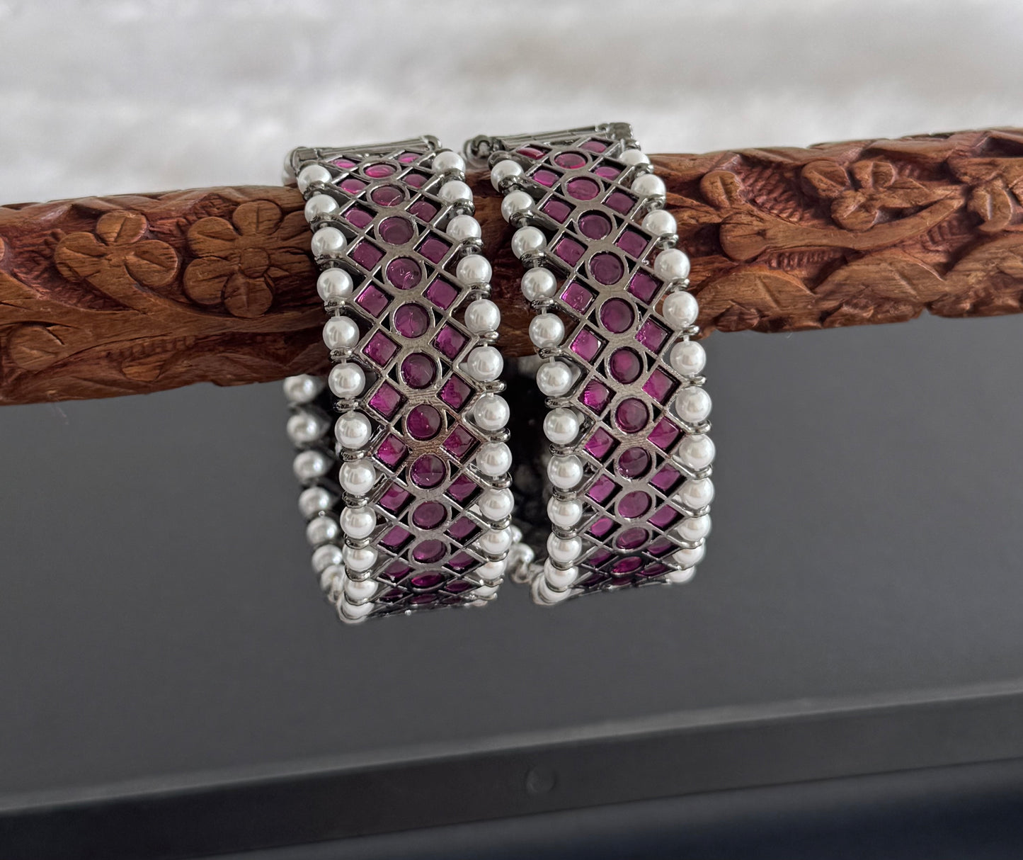 Black finish precious kemp pearl screw bangles(2.6) dj-51437