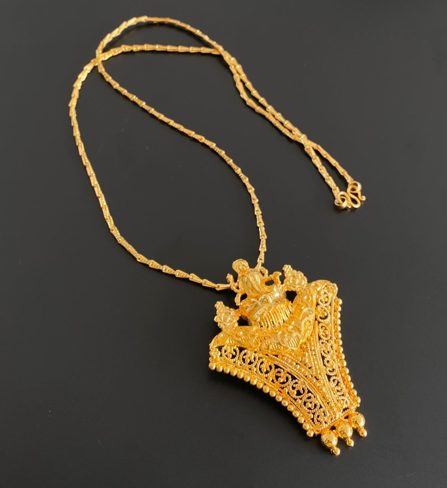Gold tone 24 inches chain with lakshmi pendant dj-54363