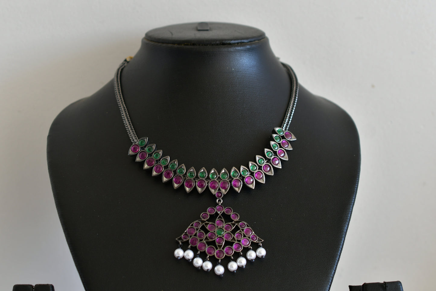 Black finish precious kemp-green pearl necklace Dj-52506