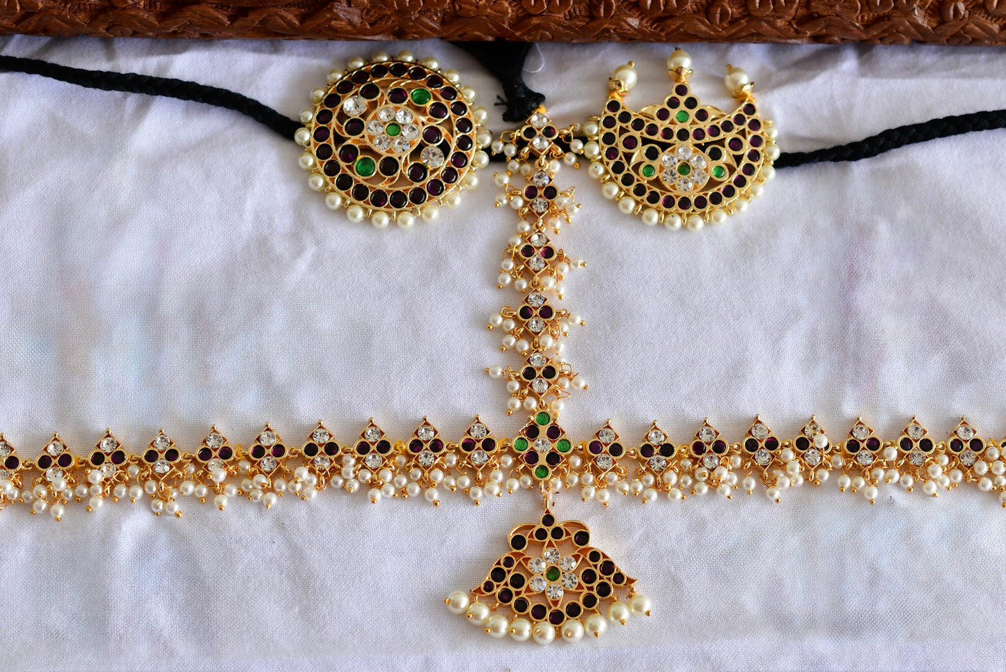 Gold tone precious kemp-green-white pearl cluster with sun and moon head set dj-51849