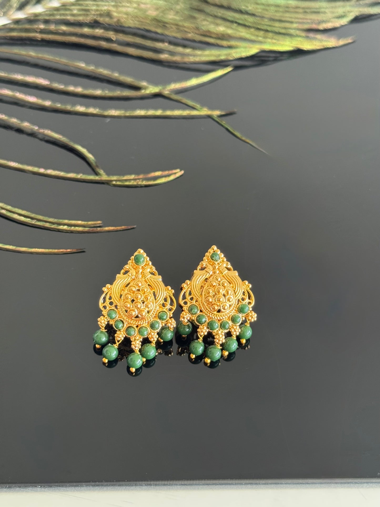 Gold tone green beaded stud/earrings dj-51611