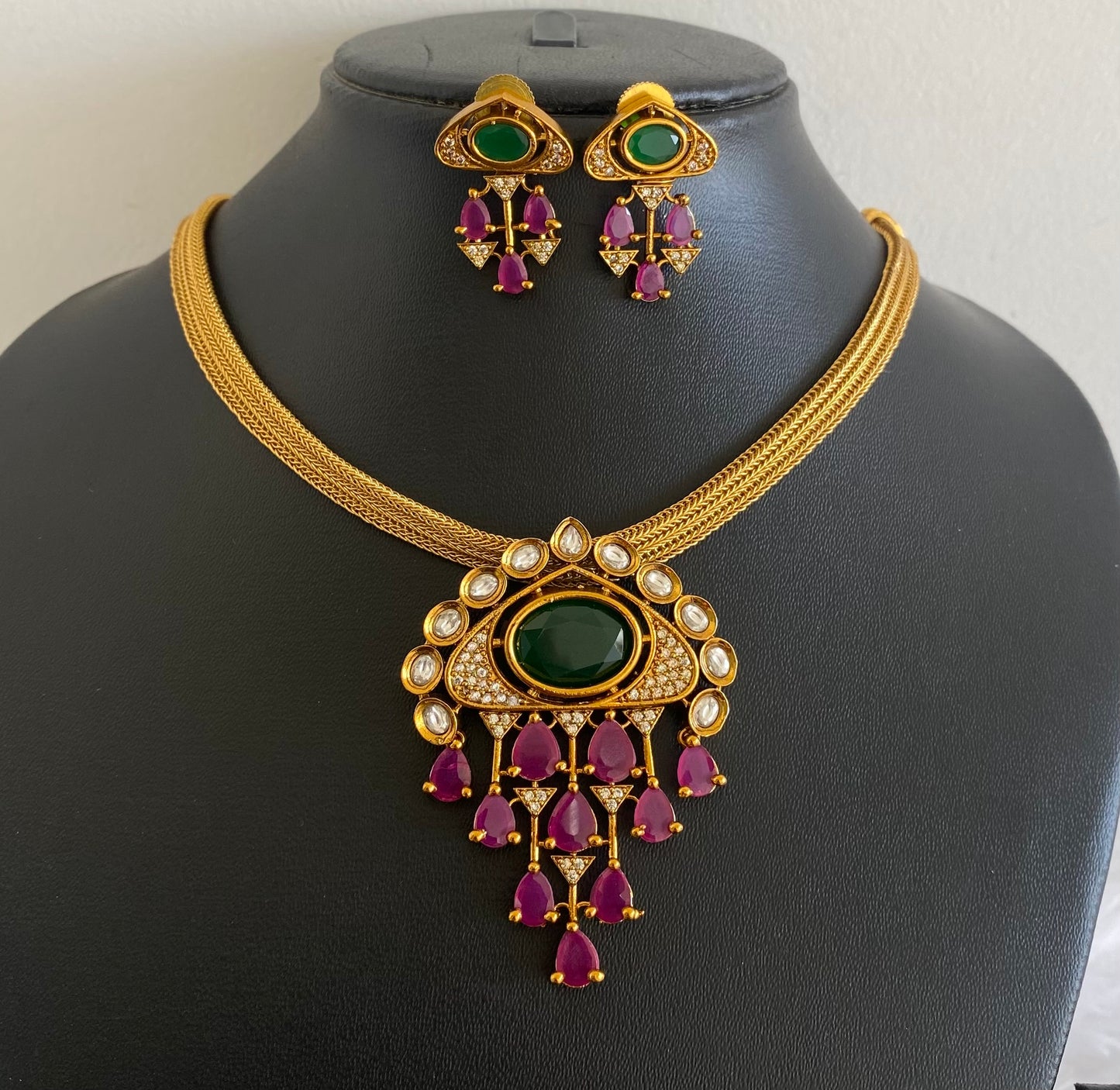 Matte finish ruby-green-white stone choker/necklace set dj-54022