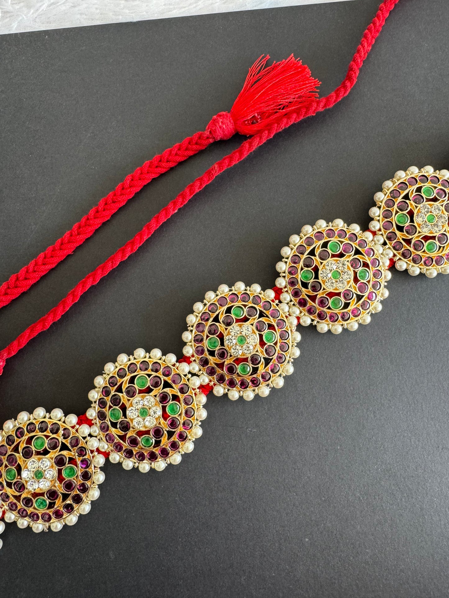 Gold tone precious kemp-green-white pearl round waist band dj-52271