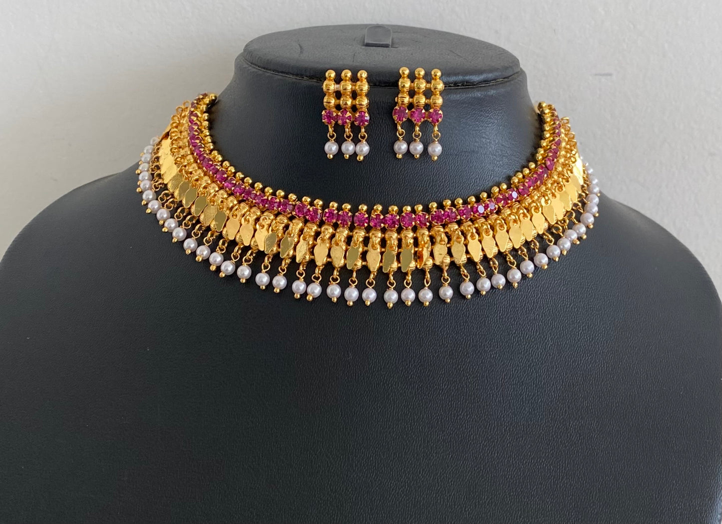 Gold tone kerala style elakka pink stone pearl choker necklace set dj-54624