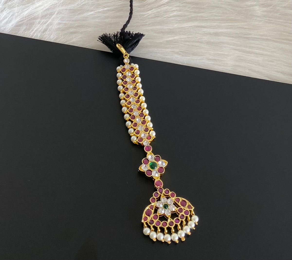 Gold tone precious kemp-green-white flower pearl tikka dj-54710