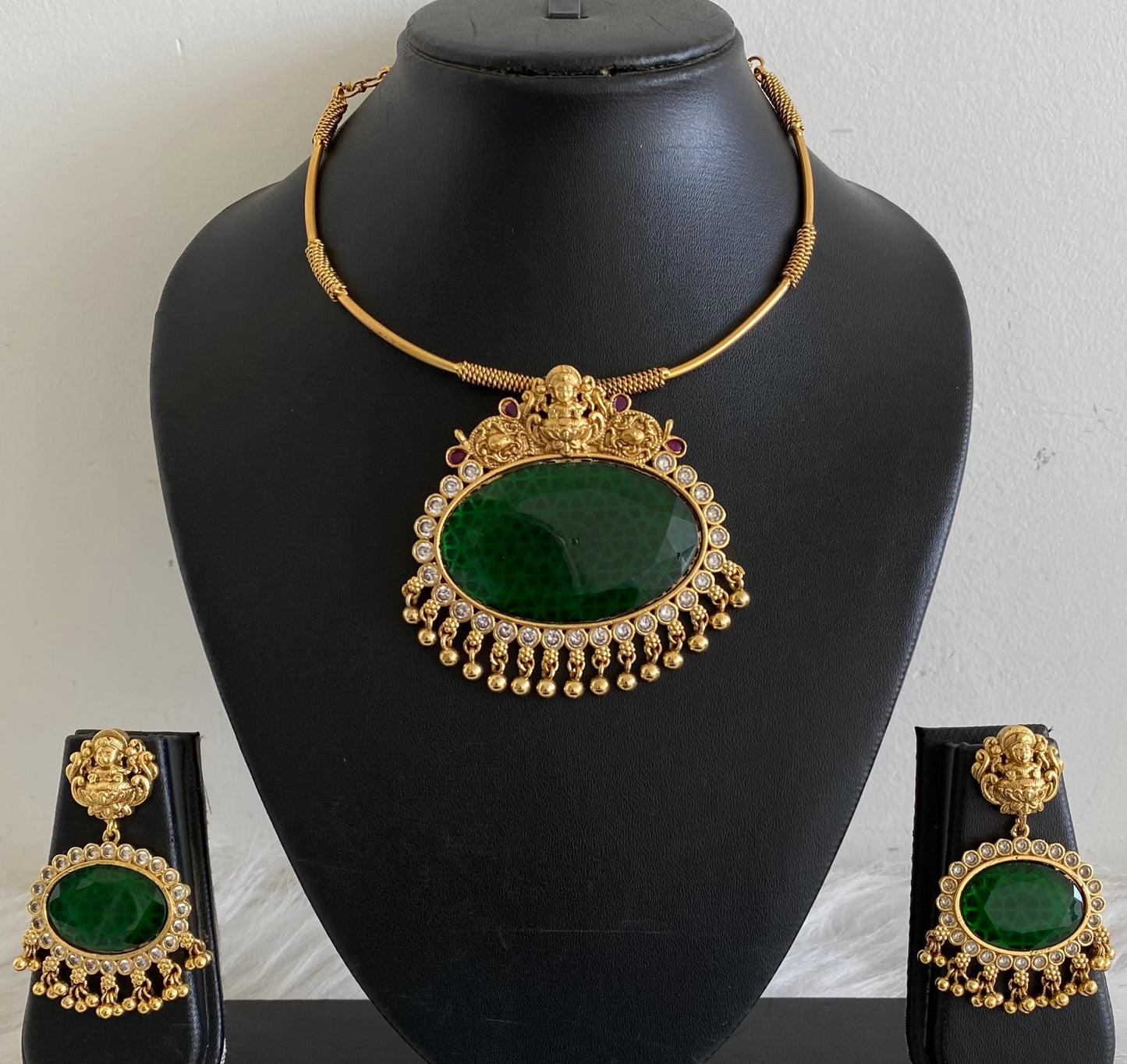 Matte finish lakshmi big green oval stone pendant hasli necklace set dj-54250