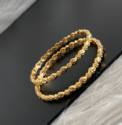 Gold tone flower design bangles(2.10) Dj-55188