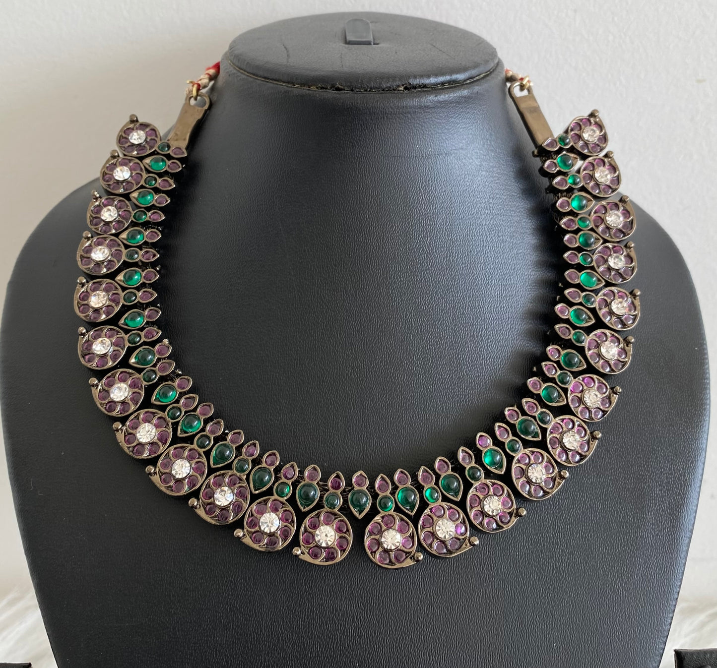 Black finish precious kemp-green-white mango necklace dj-53949
