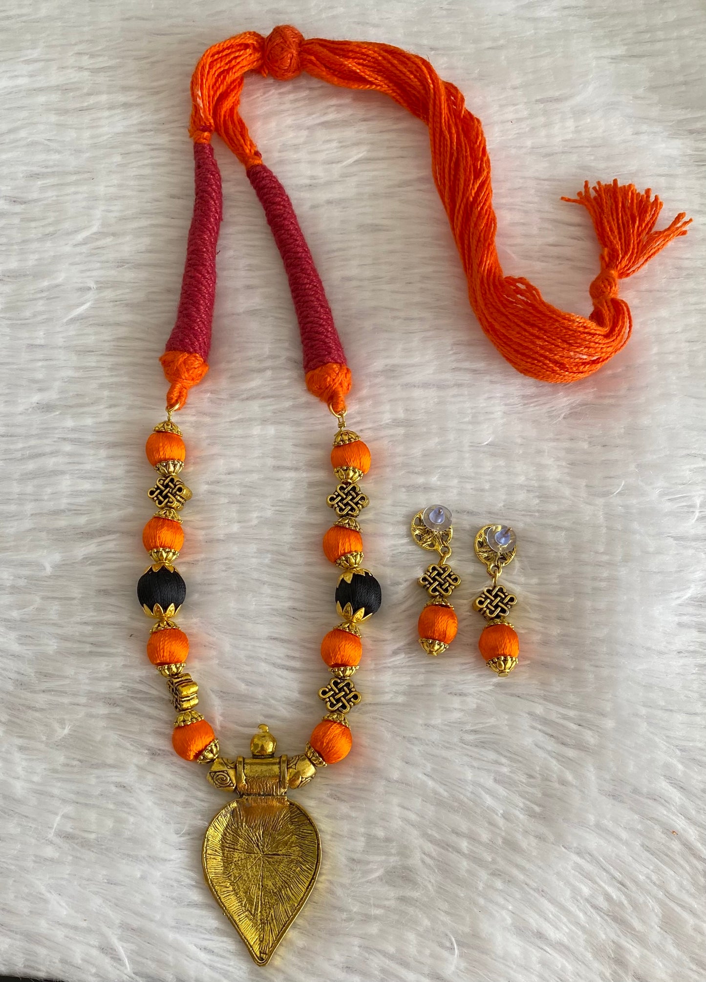 Antique gold tone orange-black silk thread beaded necklace Set dj-52922