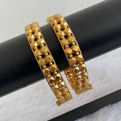 Antique gold tone screw type bangles(2.4) dj-53499