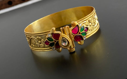 Matte finish kemp-green-white Kundan flower screw type kada(2.6) dj-53509