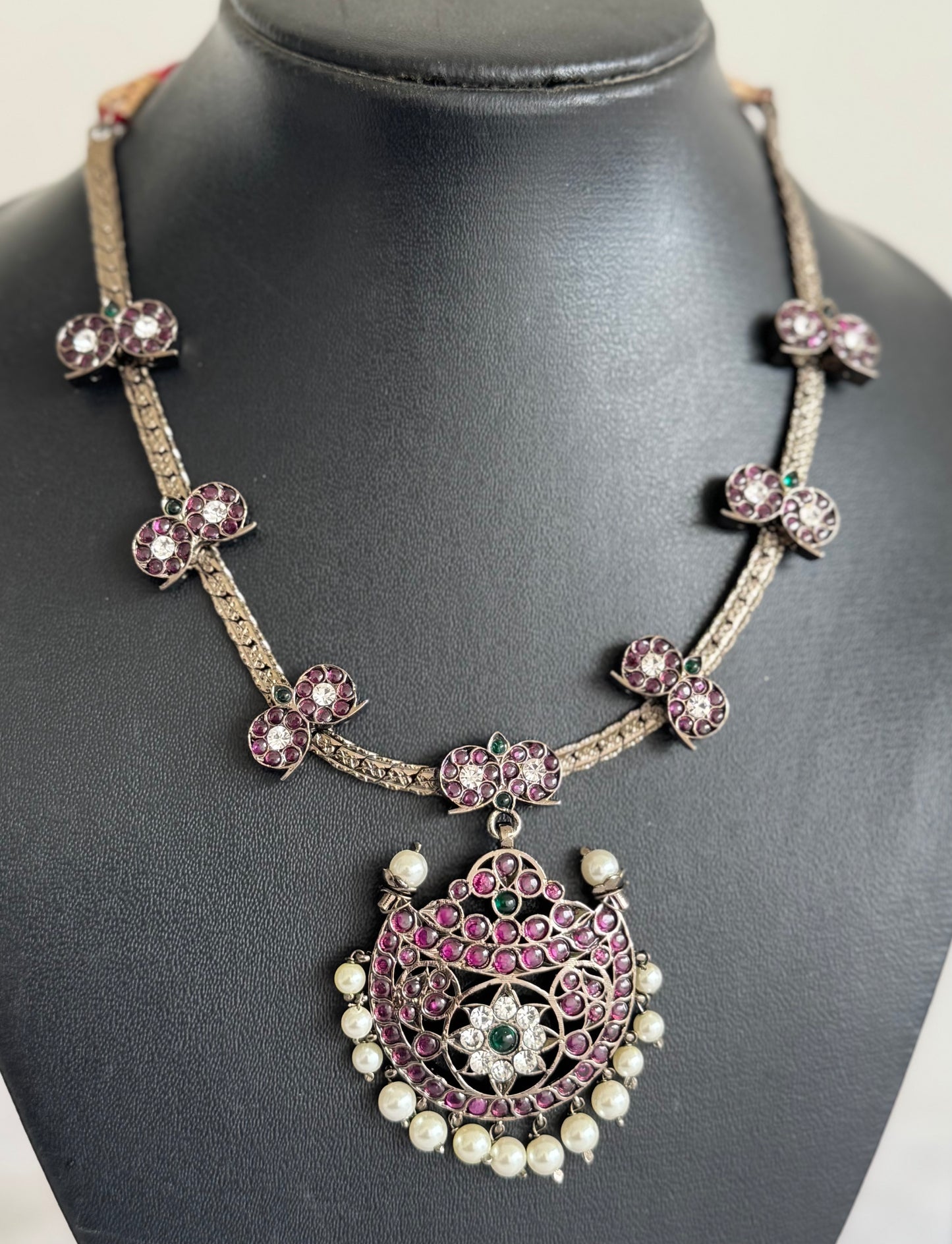 Black finish precious kemp-green-white pearl mango necklace dj-51475