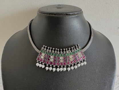 Black finish precious kemp-green pearl poothali necklace dj-52278