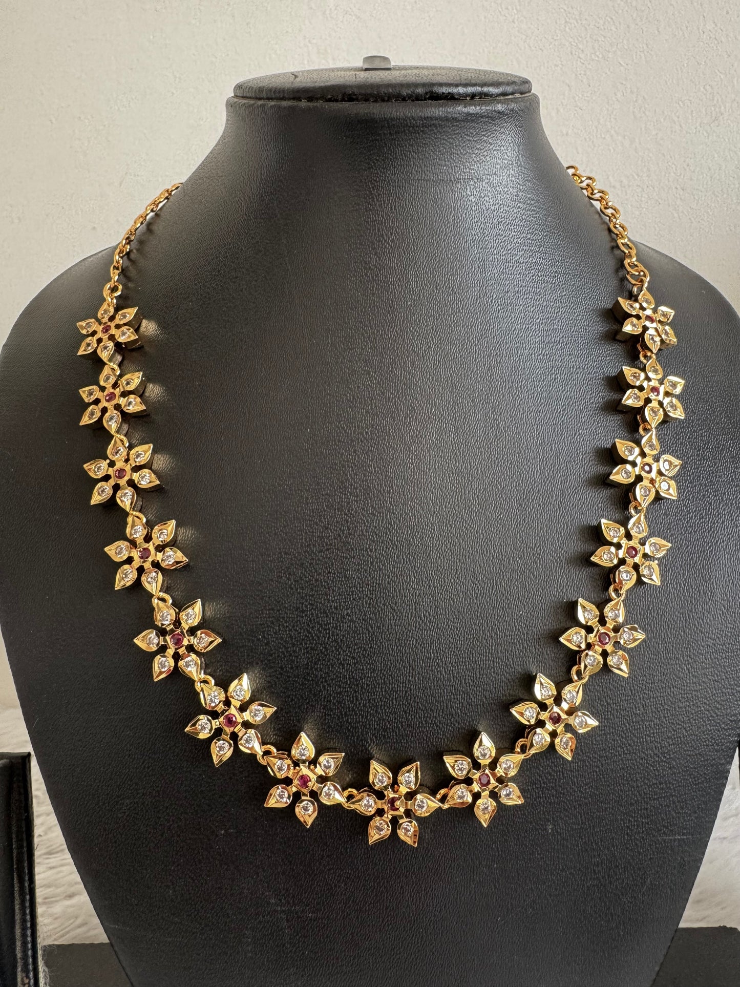 Gold tone ad pink white stone flower necklace dj-52627