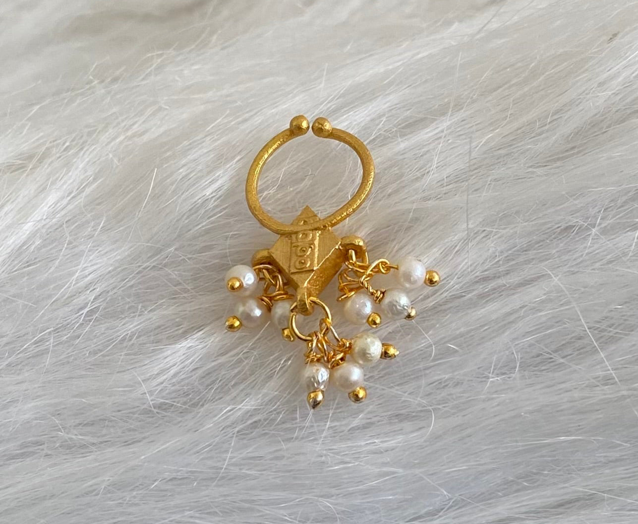 Gold tone pink stone pearl nose pin/bulakku dj-53823