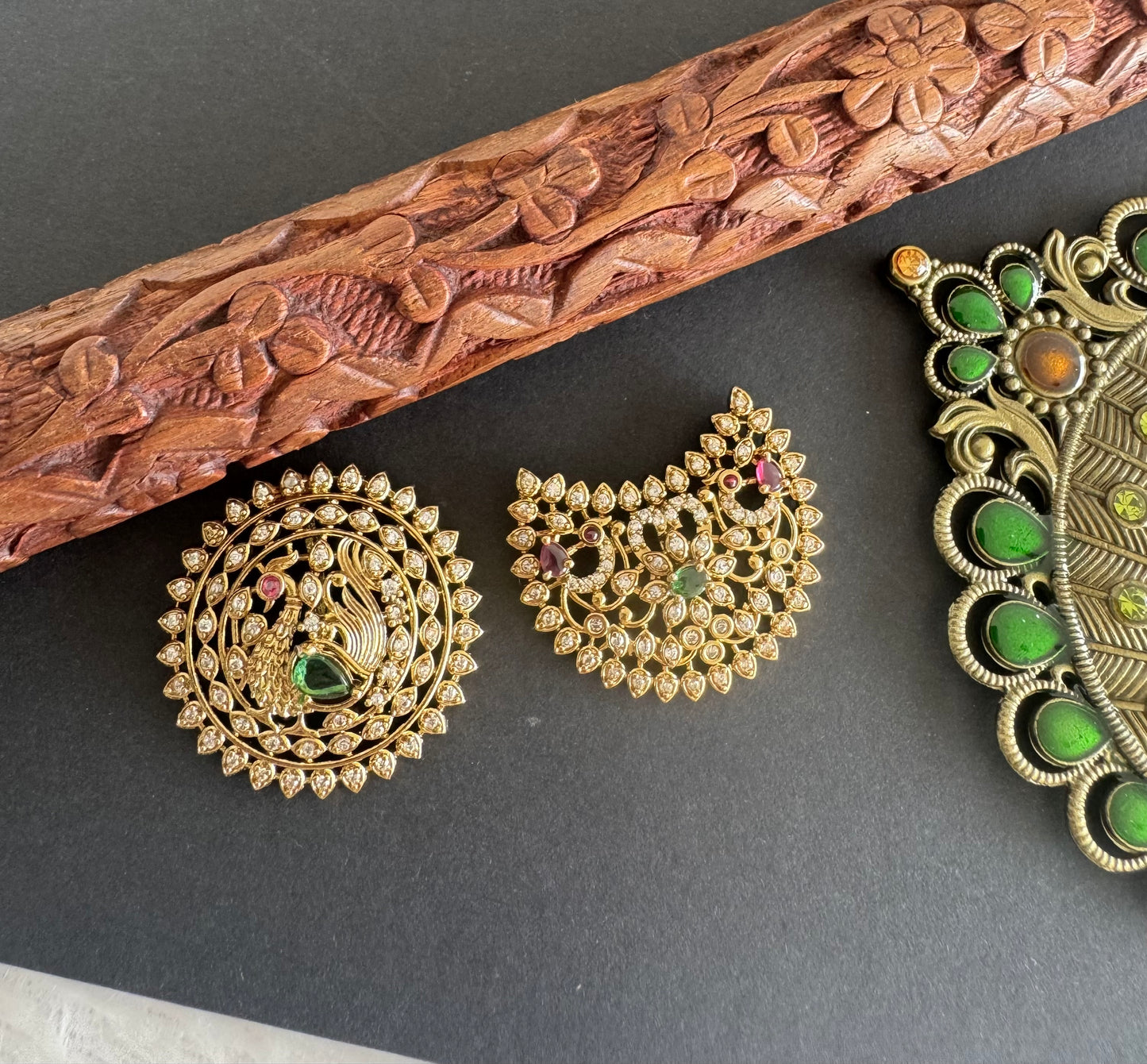 Antique gold tone kemp-green-white peacock sun moon hair jewel dj-52018