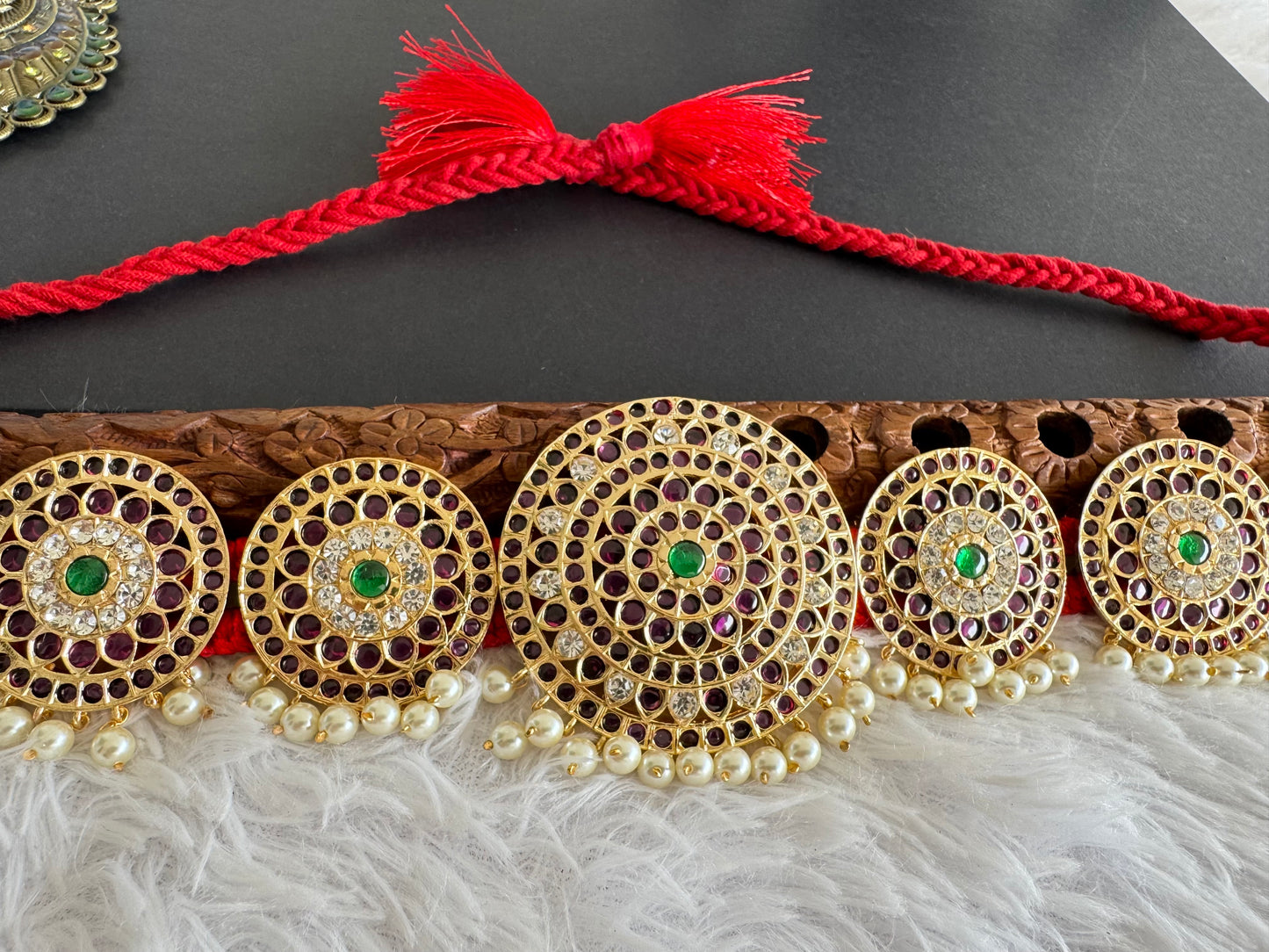 Gold tone precious kemp-green-white pearl round waist band dj-52306