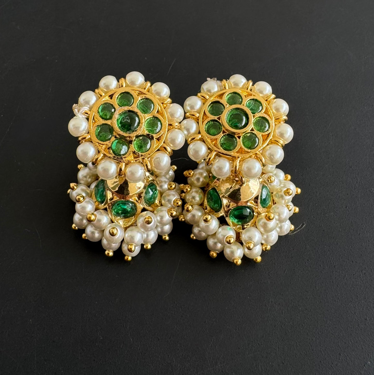 Gold tone precious kemp green pearl small jhumkka dj-51044