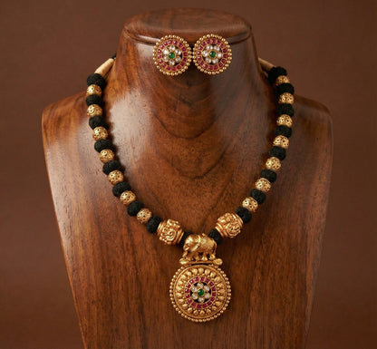 Matte finish kemp-green black thread elephant necklace set dj-52408